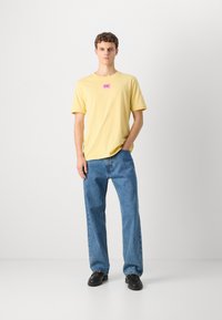 HUGO DIRAGOLINO - Jednoduché tričko - medium yellow