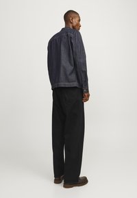 Jack & Jones JJIALEX JJORIGINAL - Túlméretezett farmernadrág - black