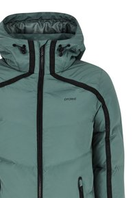Chaqueta verde acolchada con cuello alto, cremallera negra, capucha ajustable y detalles en negro contrastantes a lo largo de las mangas. Logotipo en la parte delantera.