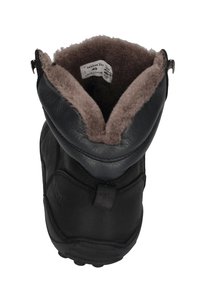 Schwarzer Lederstiefel mit weichem braunem Futter aus Fleece, abgerundete Form und kleinem Zuglasche für einfaches Anziehen. Das Etikett zeigt Größe 40, hergestellt in Portugal.