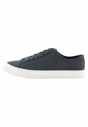Sneakers in tela blu con suola in gomma bianca, punta rotonda, sei occhielli per i lacci e superficie in tessuto texturizzato. Design minimalista.