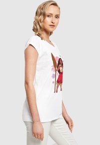 Camiseta blanca de algodón con un diseño de manga corta, que presenta una gráfica colorida de un personaje y elementos tropicales impresos en la parte frontal.