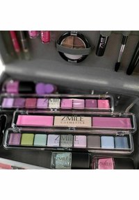 Kosmetisk palette sæt med forskellige øjenskygge nuancer i pink, lilla, grøn og blå. Kompakt design med klare låg og brandetiket.