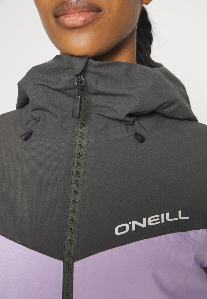 Hoodie in Schwarz und Lavendel mit Reißverschluss, verstellbarem Kordelzug und prominentem O'Neill-Logo auf der Brust. Glatte Stofftextur.