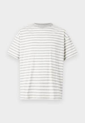 Bawełniany T-shirt z poziomymi szarymi i białymi paskami, okrągłym dekoltem, krótkimi rękawami oraz luźnym, prostym krojem.