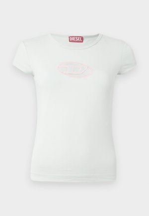 Lichtgroene T-shirt met korte mouwen, gemaakt van zacht katoen; heeft een roze geborduurd ovaal logo op de borst; ronde halslijn.