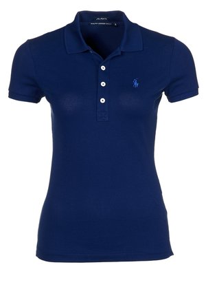 Marineblå kortærmet polo med krave, tre hvide knapper og lille broderet logo på venstre bryst.