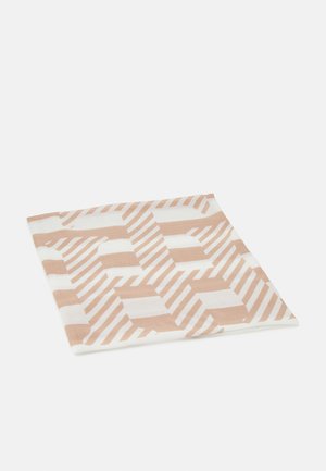 Złożona kwadratowa tkanina z beżowo-białym diagonalnym i poziomym paskowanym wzorem geometrycznym na jednolitym tle.