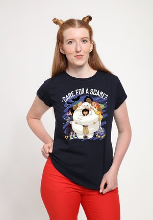 Granatowa bawełniana koszulka z krótkim rękawem, z grafiką w stylu kreskówkowym przedstawiającą postacie oraz napisem "CARE FOR A SCARE?" w zabawnym kroju pisma. Miękka w dotyku.