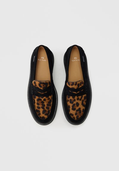 Μαύρα μοκασίνια από σουέντ με πάνελ σε καφέ λεοπάρ μοτίβο. Διαθέτουν ραμμένη σόλα και διακοσμητικό λουρί στο μπροστινό μέρος.