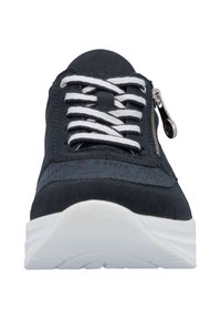 Baskets en suède bleu marine avec lacets blancs, accent en zip argenté et semelle blanche rembourrée. Présente un design de logo subtil sur le côté.
