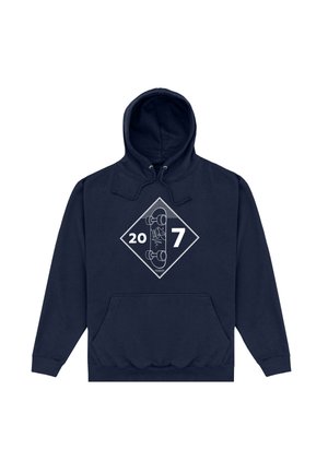 Marineblauer Hoodie mit Fronttasche, der ein diamantförmiges Design mit einem Skateboard und den Zahlen "20" und "7" auf der Brust zeigt.