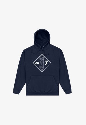 Felpa con cappuccio blu navy con tasca frontale, caratterizzata da un disegno a forma di diamante con uno skateboard e i numeri "20" e "7" sul petto.