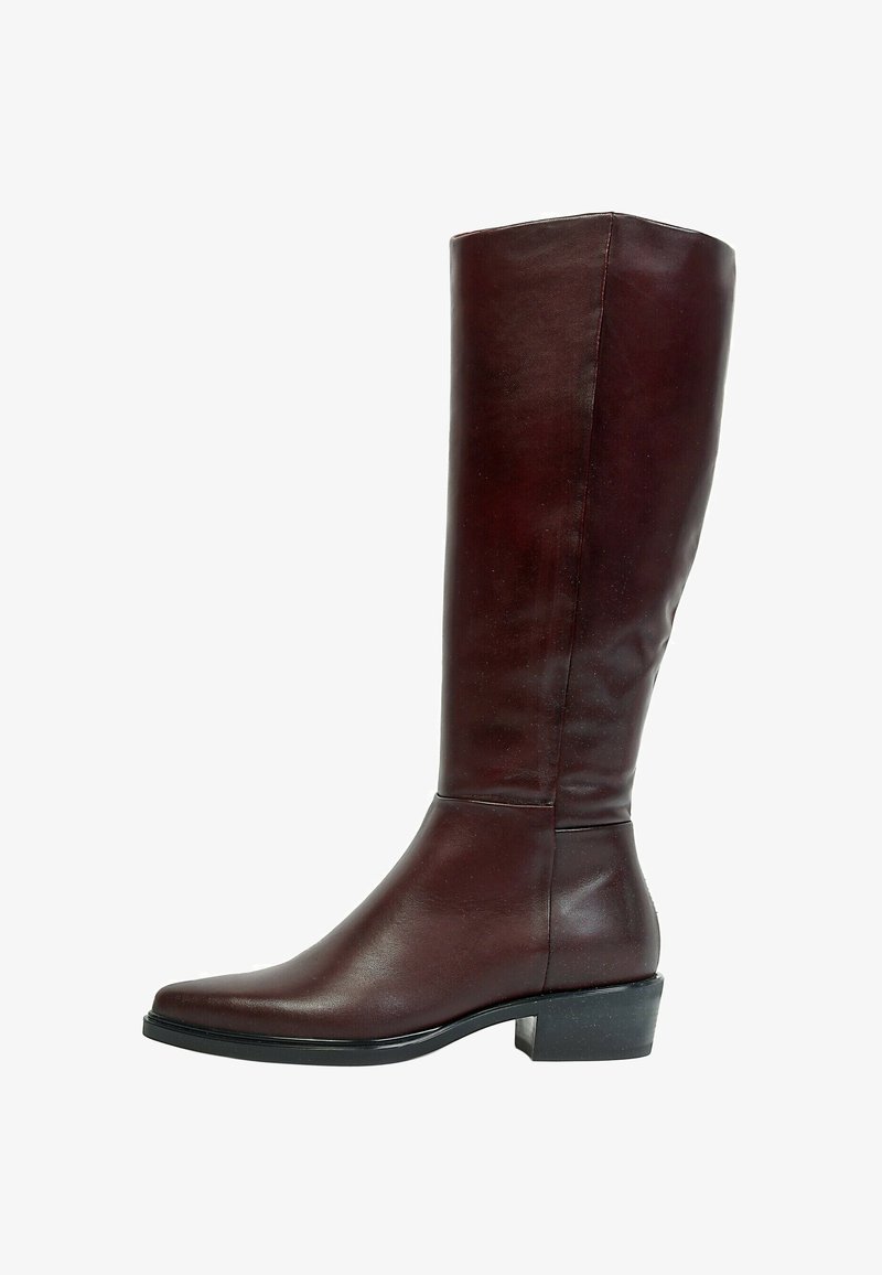 Botte haute en cuir brun foncé avec talon bas carré et bout carré arrondi, vue de côté sur fond blanc.
