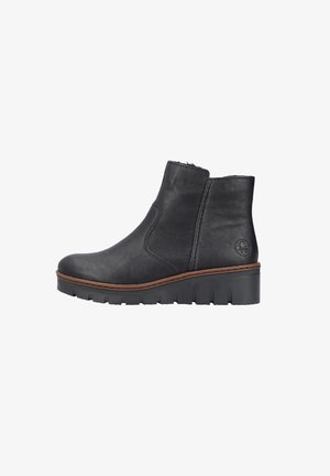 Schwarze Lederknöchelboots mit runder Zehenform, seitlichem Elastikeinsatz und einem gummierten Sohlenmuster. Mit sichtbarem Markenlogo auf der Sohle.