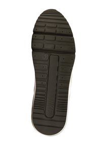 La suela de la zapatilla Nike presenta un material de goma negra texturizada, con profundas ranuras y estrías para ofrecer tracción y estabilidad.