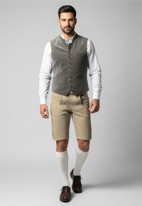 Šedá sametová vesta s knoflíky, bílá košile a béžové kraťasy. Model je doplněn bílými podkolenkami a hnědými botami. Standardní střih.