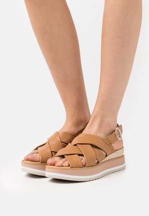 Sandali con plateau - cognac