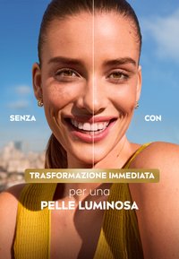 Metà del viso mostra una pelle senza miglioramenti, mentre l'altra metà presenta una pelle luminosa con una texture liscia, un sorriso raggiante e un top giallo vivace.