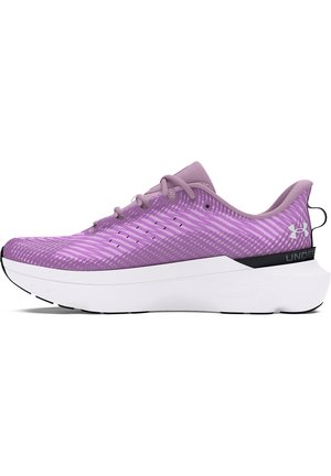 Helllila Sport-Schuh mit einer strukturierten Mesh-Oberfläche, weißer Zwischensohle und schwarzer Sohle, ausgestattet mit diagonalen Streifen und Schnürsenkeln.