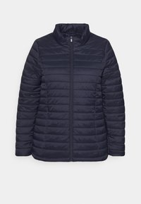 Navy Puffer-Jacke mit hohem Kragen, horizontal gequilteten Panelen, Reißverschluss vorne und einer glatten, wasserabweisenden Oberfläche.