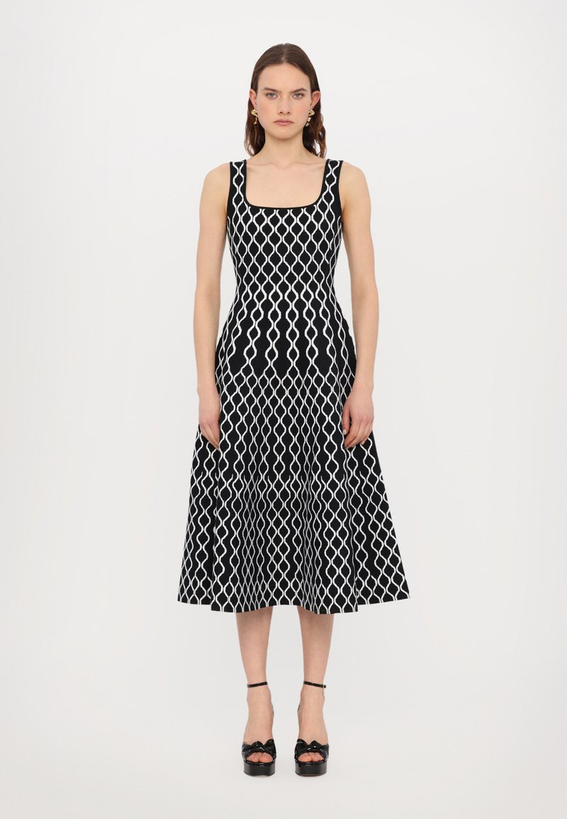 Maje RUSSELY - Strickkleid - noir/blanc