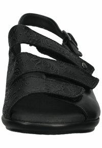 Zwarte open teen sandaal met decoratief paisley patroon, voorzien van drie verstelbare klittenbandsluitingen en een gladde, textuur inlegzool.