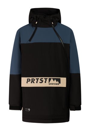 Kind draagt een donkerblauwe en zwarte winterjas met beige handschoenen, donkerblauwe sneeuwbroek, zwarte laarzen, zwarte muts en skibril op het hoofd.