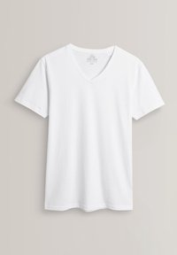 Tricou alb din bumbac cu decolteu în V și mâneci scurte, având o textură netedă și o croială clasică. Eticheta este vizibilă pe gulerul interior.