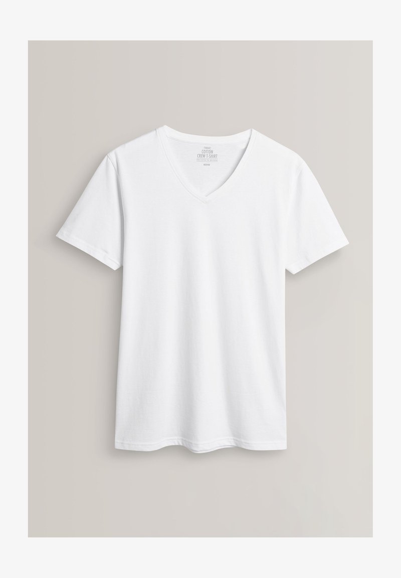 Tricou alb din bumbac cu decolteu în V și mâneci scurte, având o textură netedă și o croială clasică. Eticheta este vizibilă pe gulerul interior.