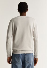 Lichtgrijze sweatshirt van een zachte katoenen mélange, met een geribde ronde hals en manchetten, in een relaxed fit en met een eenvoudige achterkant.