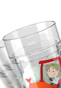 Transparenter Kunststoffbecher mit Cartoon-Design, das einen Jungen in einem roten Traktor zeigt, farbenfrohen Glitzerelementen und einer glatten Oberfläche.