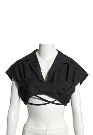 Top court noir avec col large et bretelles enveloppantes présenté sur un torse de mannequin blanc sur fond blanc.