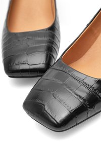 Woden MARIE CROCO - Klasické lodičky na opätku - black