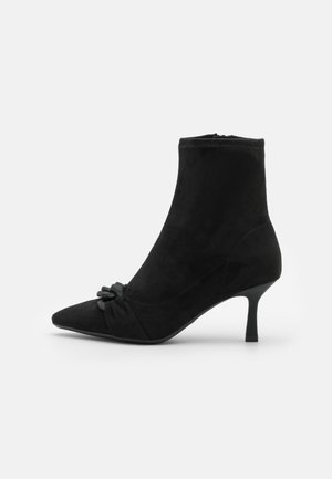 Korolliset nilkkurit - black