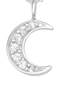 Pendentif en argent en forme de croissant de lune avec six pierres précieuses rondes et transparentes disposées le long d'un bord ; texture lisse avec une finition poli.