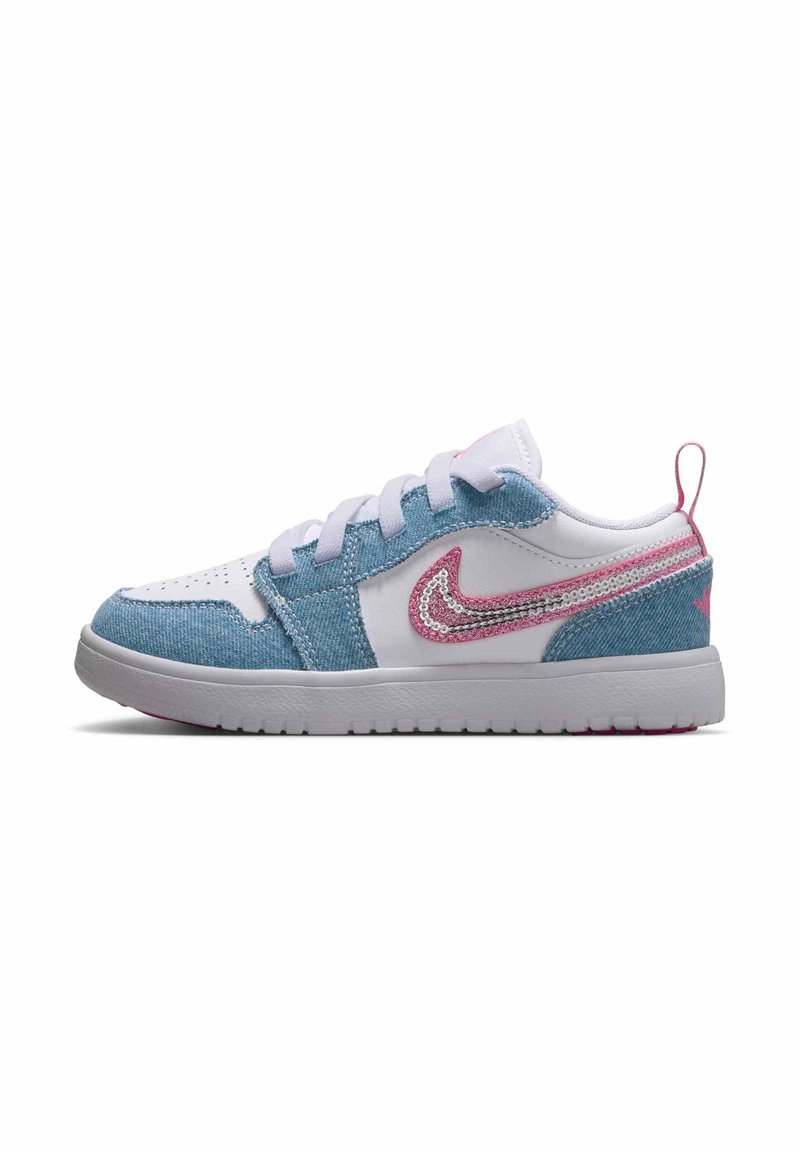 Sneakeri ar baltu ādas purngali un apkakli, zilu džinsa sānu daļām, rozā akcentiem uz swoosh un papēža cilpas, ar gumijas zoli.