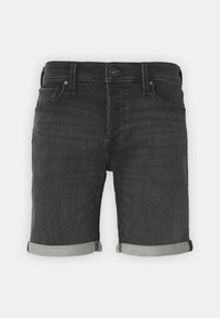 Svarta denimshorts med rak skärning, uppvikta mudd i ljusgrått, fem fickor och knäppning med knapp. Sliten textur synlig.