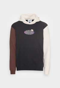 Mikina s kapucí, která má černý korpus, krémové a hnědé rukávy, přední kapsu a logo "ADIDAS" ve fialové a žluté barvě na hrudi.