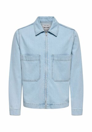 Veste en denim bleu clair avec fermeture éclair, col pointu et deux grandes poches frontales. Présente des détails cousus et une coupe décontractée.