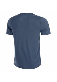 Maglietta atletica a maniche corte di colore blu navy in tessuto testurizzato. Presenta un collo a giro e un orlo dritto con cuciture piatte.