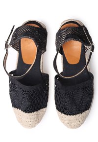 Espadrilles tissées noires avec un embout en jute naturel, une bride à la cheville et un dessus texturé. La doublure en tissu doux complète le design.