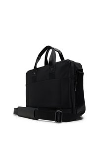 Svart laptopväska med rektangulär form, tillverkad av texturerat tyg, med dubbla handtag och en avtagbar axelrem. Dragkedjestängning synlig.