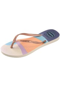 Sandala na flip-flop z teksturiranim belim podplatom, ki ima večbarven podplat v pastelnih odtenkih modre, breskve in vijolčne; rjavi trakovi.