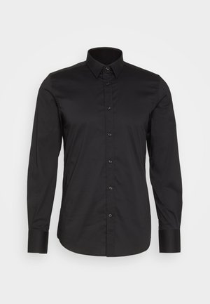 Camisa preta de manga longa com botões, feita de algodão. Apresenta um colarinho clássico, fecho frontal com botões e textura lisa com botões a condizer.