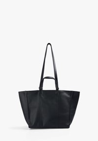 Bolso tote de cuero negro con dos asas largas, parte superior abierta y una silueta espaciosa y estructurada. Superficie texturizada con lados sin costuras.