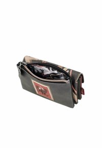 Cartera de piel negra con cierre de cremallera, que presenta un interior colorido y un parche decorativo en la parte frontal. Forma compacta y rectangular.