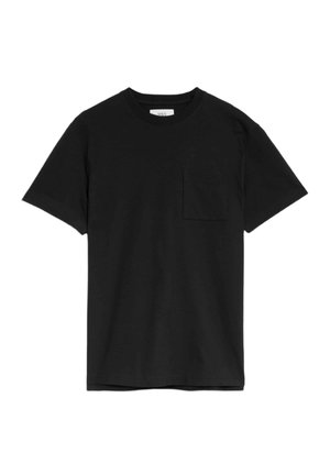 Svart bomull t-shirt med rund halsringning, korta ärmar och en vänster bröstficka. Slät textur och standard passform.