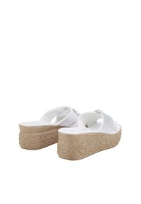 Sandali con zeppa bianchi con suola in espadrille beige texturizzata e cinturini larghi. Materiale superiore liscio con design a punta rotonda.