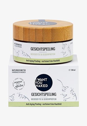 Gesichtsschrubberglas mit Bambusdeckel und weiß-grünem Etikett. Der Text enthält "ICH WILL DICH NACKT" und die Zutaten "Weißer Tee & Seidenprotein." 100 ml.